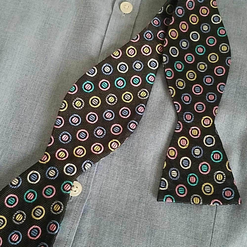 Spots multi-colored bow tie